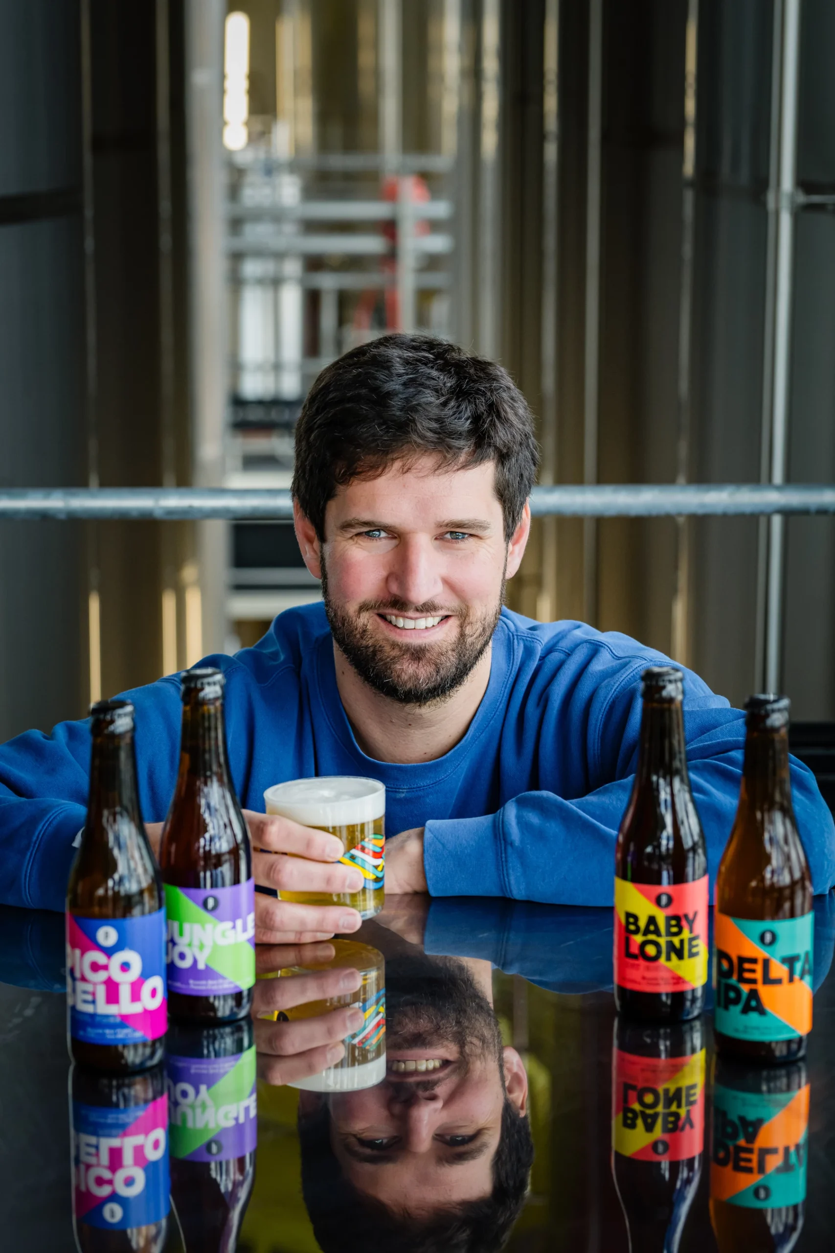 Olivier de Brauwere, co-fondateur du Brussels Beer Project, tenant une bière artisanale