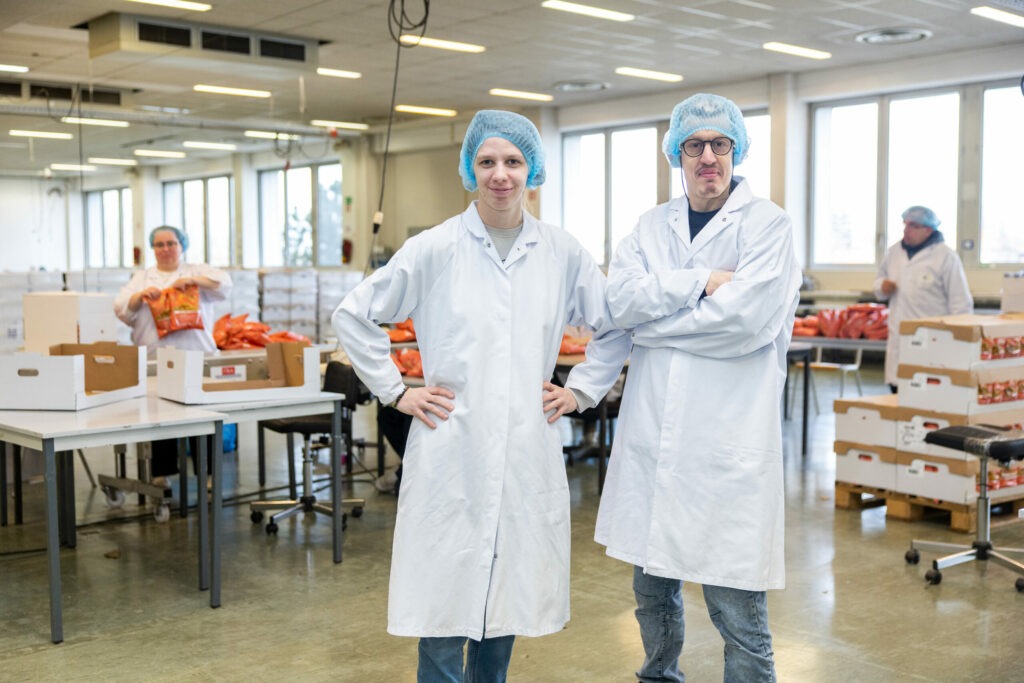 Des travailleurs spécialisés de l'ETA (Entreprise de Travail Adapté) à Bruxelles, assemblant des produits dans un atelier de production