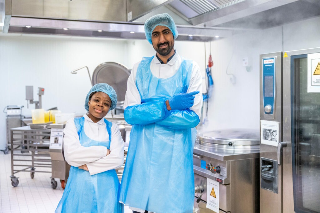 Des travailleurs d'une Entreprise de Travail Adapté (ETA) préparant des produits alimentaires