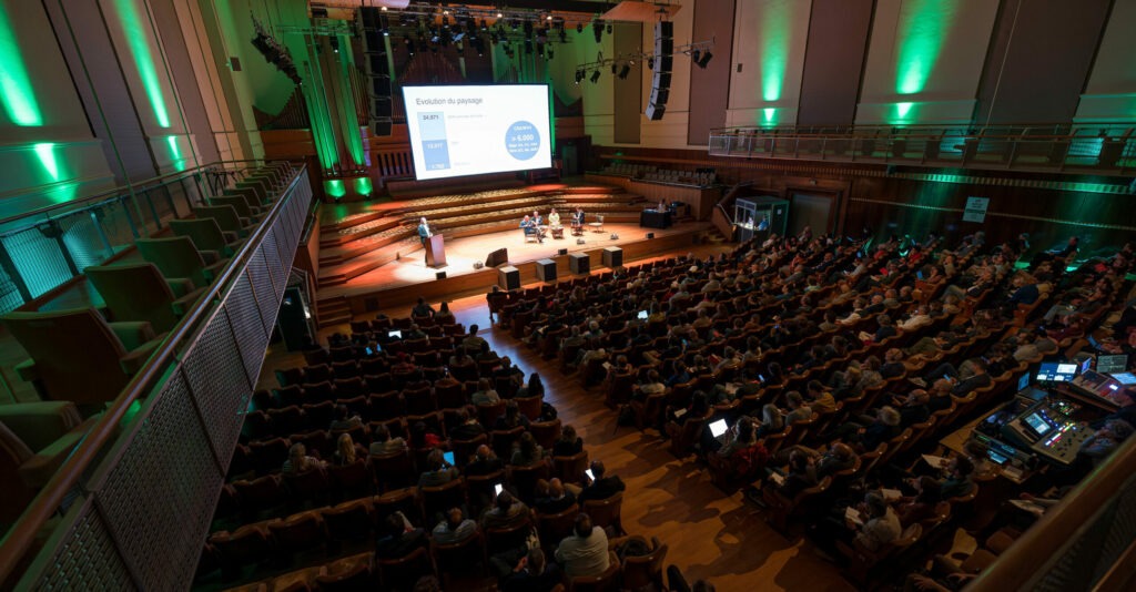 Un groupe de participants enthousiastes à l'événement Coopday 2025 organisé par FEBRAP et Febecoop à Flagey, Ixelles, visant à discuter et à échanger des idées sur le modèle coopératif
