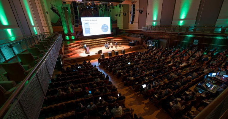 Un groupe de participants enthousiastes à l'événement Coopday 2025 organisé par FEBRAP et Febecoop à Flagey, Ixelles, visant à discuter et à échanger des idées sur le modèle coopératif