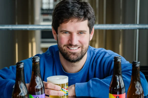 Olivier de Brauwere, co-fondateur du Brussels Beer Project, tenant une bière artisanale