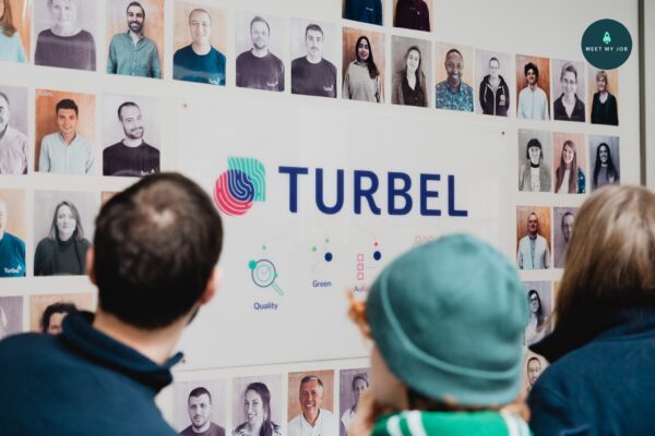 Turbel collabore avec Citeco pour gérer ses pics de production – Solution RH flexible Collaborateur de l'entreprise Turbel travaillant sur la production d'étiquettes adhésives