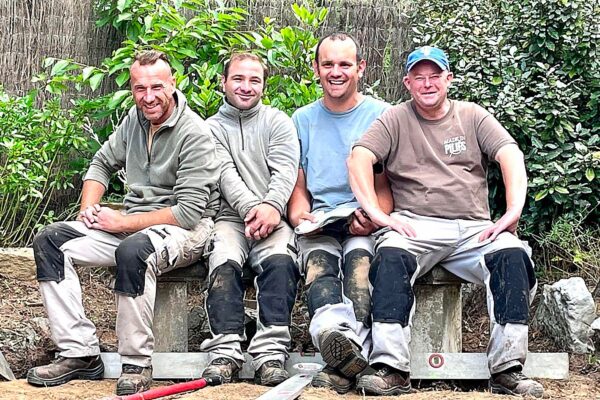 Une équipe de travailleurs de la Ferme Nos Pilifs effectuant des tâches de jardinage respectueuses de l'environnement