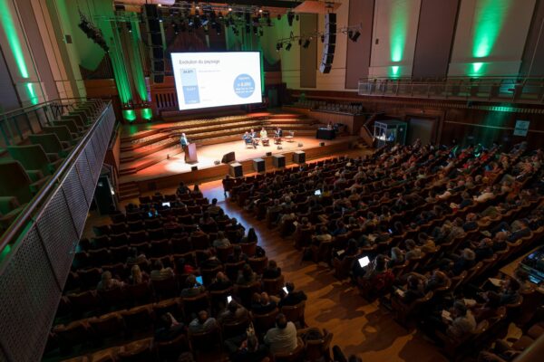 Participation de la FEBRAP au Coopday 2025 – Modèle coopératif pour une économie inclusive et durable Un groupe de participants enthousiastes à l'événement Coopday 2025 organisé par FEBRAP et Febecoop à Flagey, Ixelles, visant à discuter et à échanger des idées sur le modèle coopératif