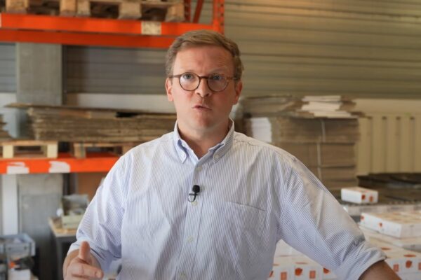 Quentin van Winckel, Directeur de B-Fix, loue la collaboration avec Travie pour le conditionnement des produits Quentin van Winckel, Directeur de B-Fix, une PME belge innovante spécialisée dans les systèmes de fixation invisibles